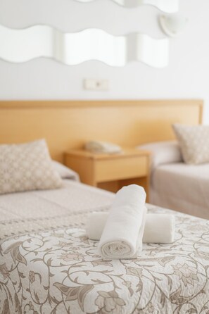 迷你吧、免费 WiFi、床单