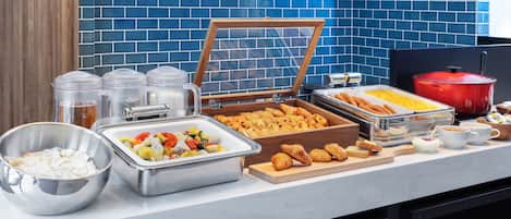 Daily English breakfast (JPY 1320 per person)