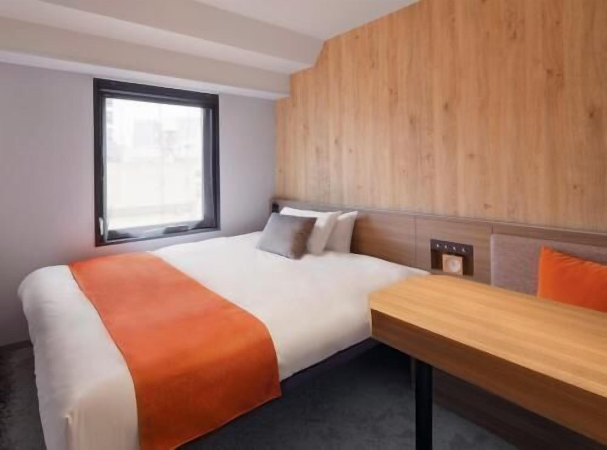 Πουπουλένια παπλώματα, γραφείο, κουρτίνες συσκότισης, σίδερο/σιδερώστρα 