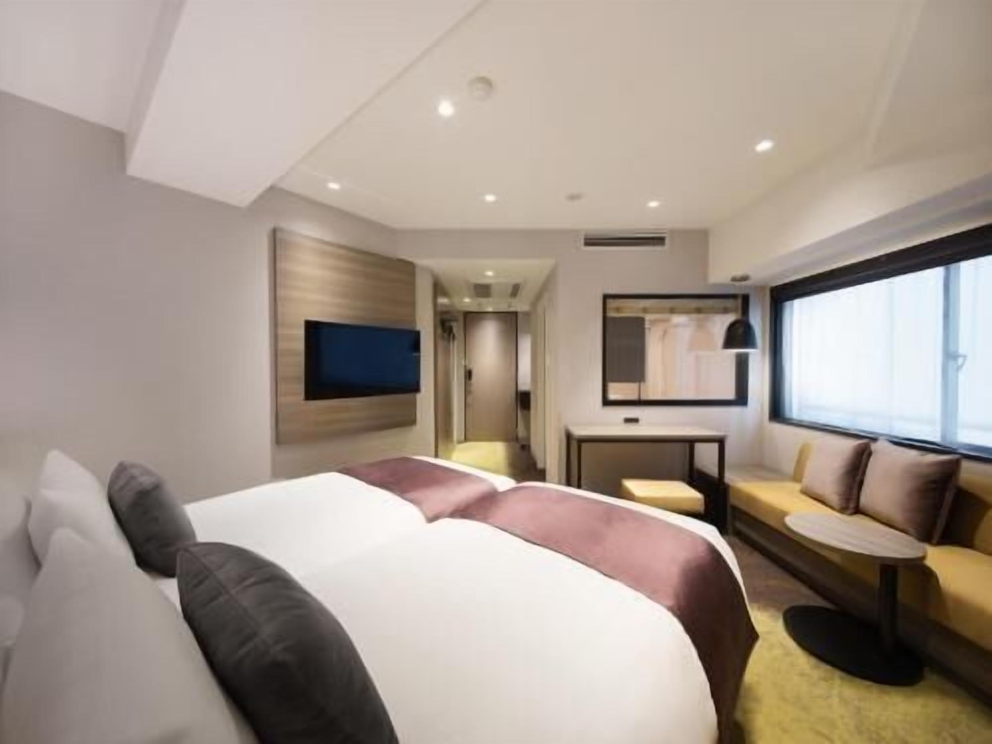 Donsdekens, een bureau, verduisterende gordijnen