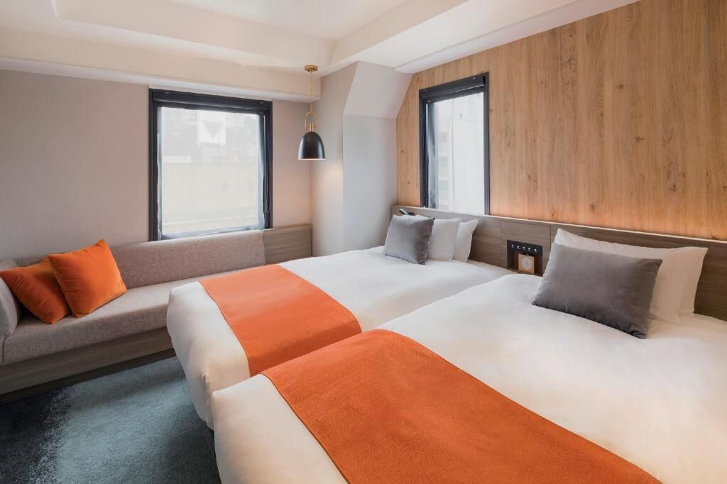 Dundyner, skrivebord, blendingsgardiner og strykejern/-brett