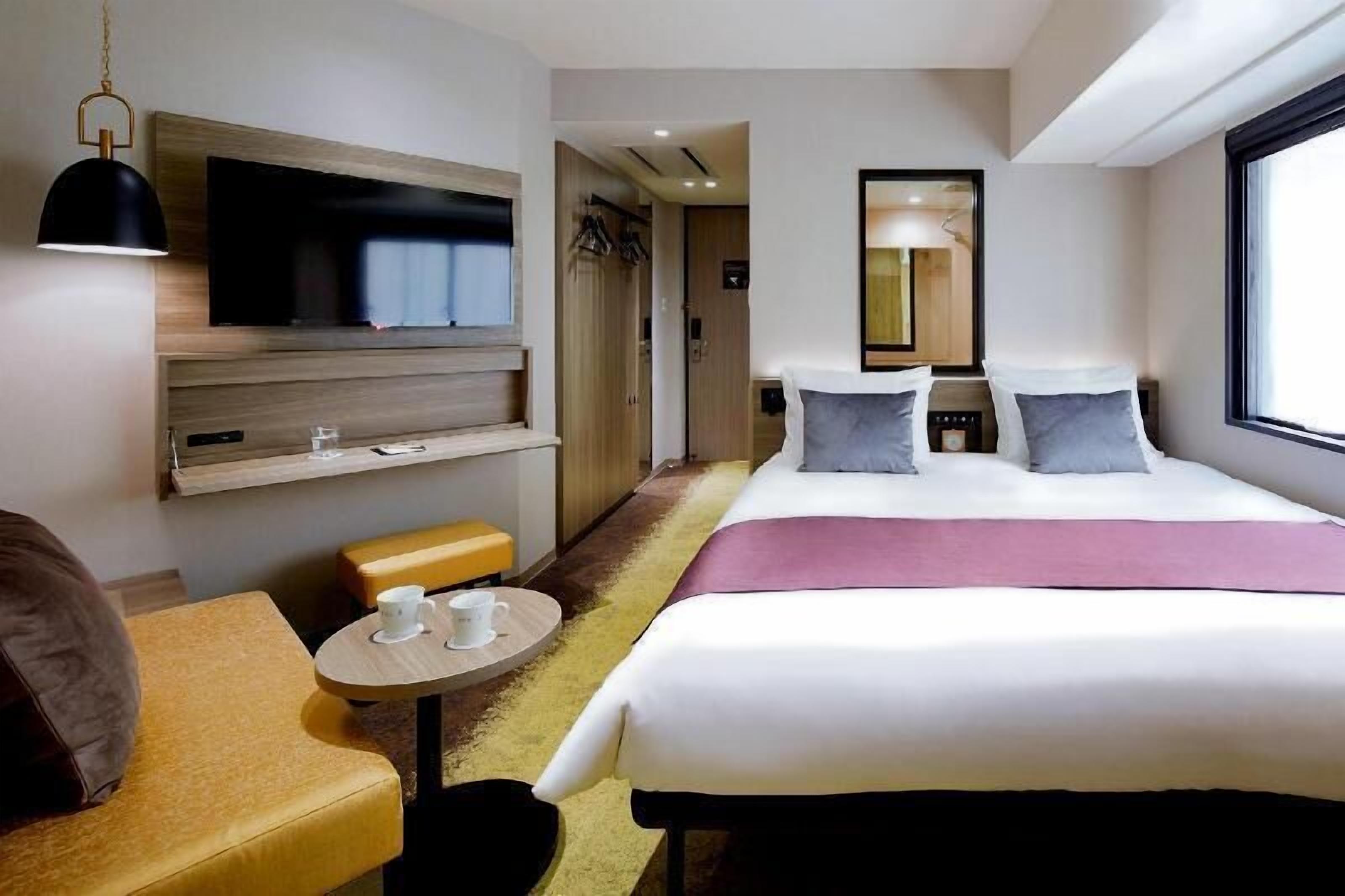 Donsdekens, een bureau, verduisterende gordijnen