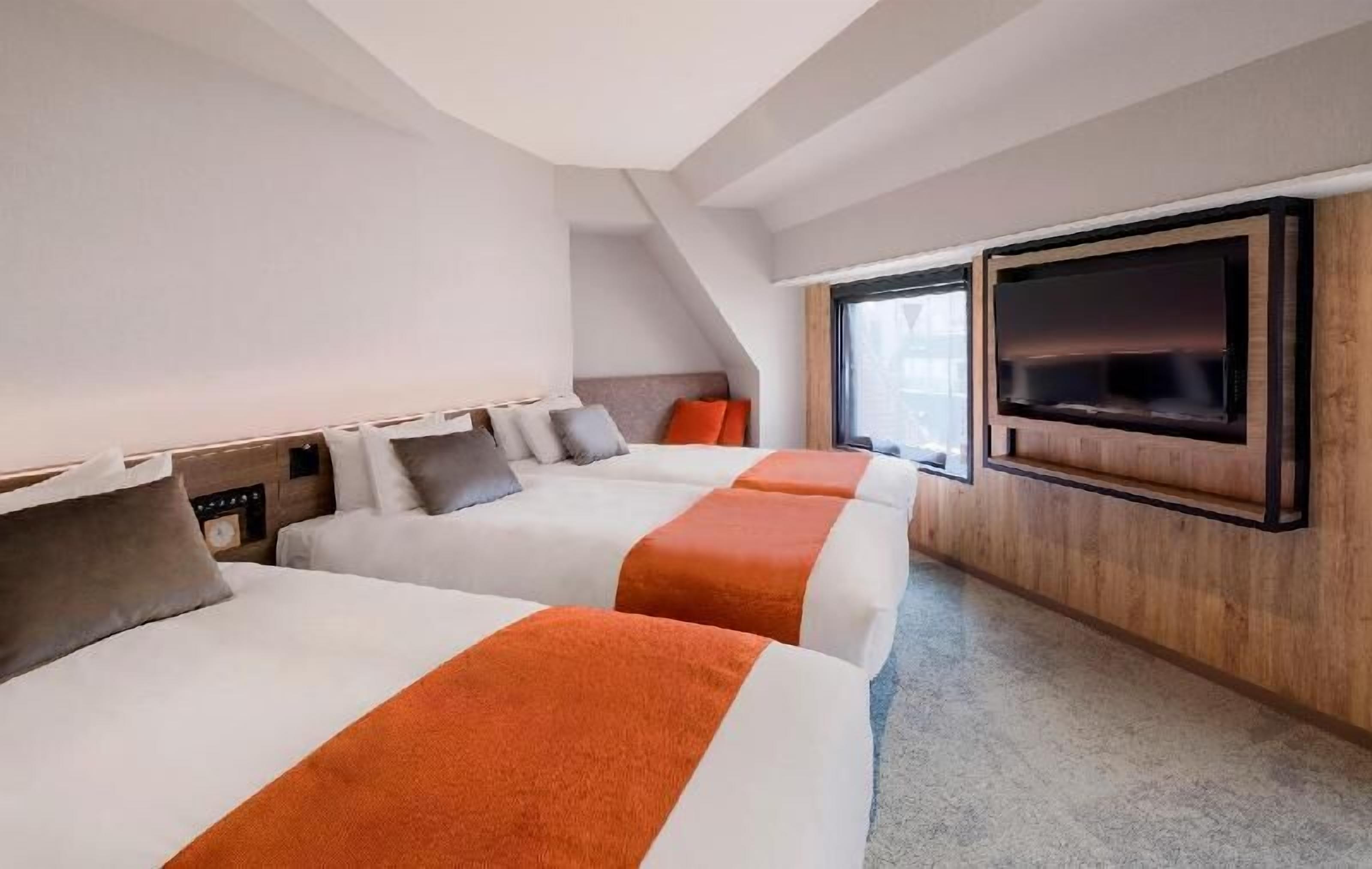 Donsdekens, een bureau, verduisterende gordijnen