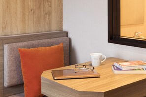 Selimut bulu angsa, meja kerja, dan tirai kedap cahaya