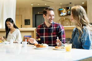 Daily English breakfast (JPY 1320 per person)