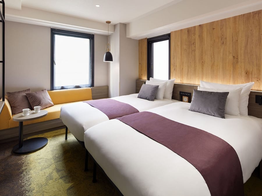 Dundyner, skrivebord, blendingsgardiner og strykejern/-brett