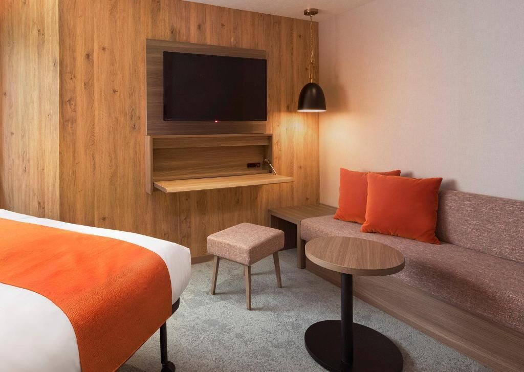 羽絨被、書桌、遮光窗簾/窗簾、熨斗/熨衫板