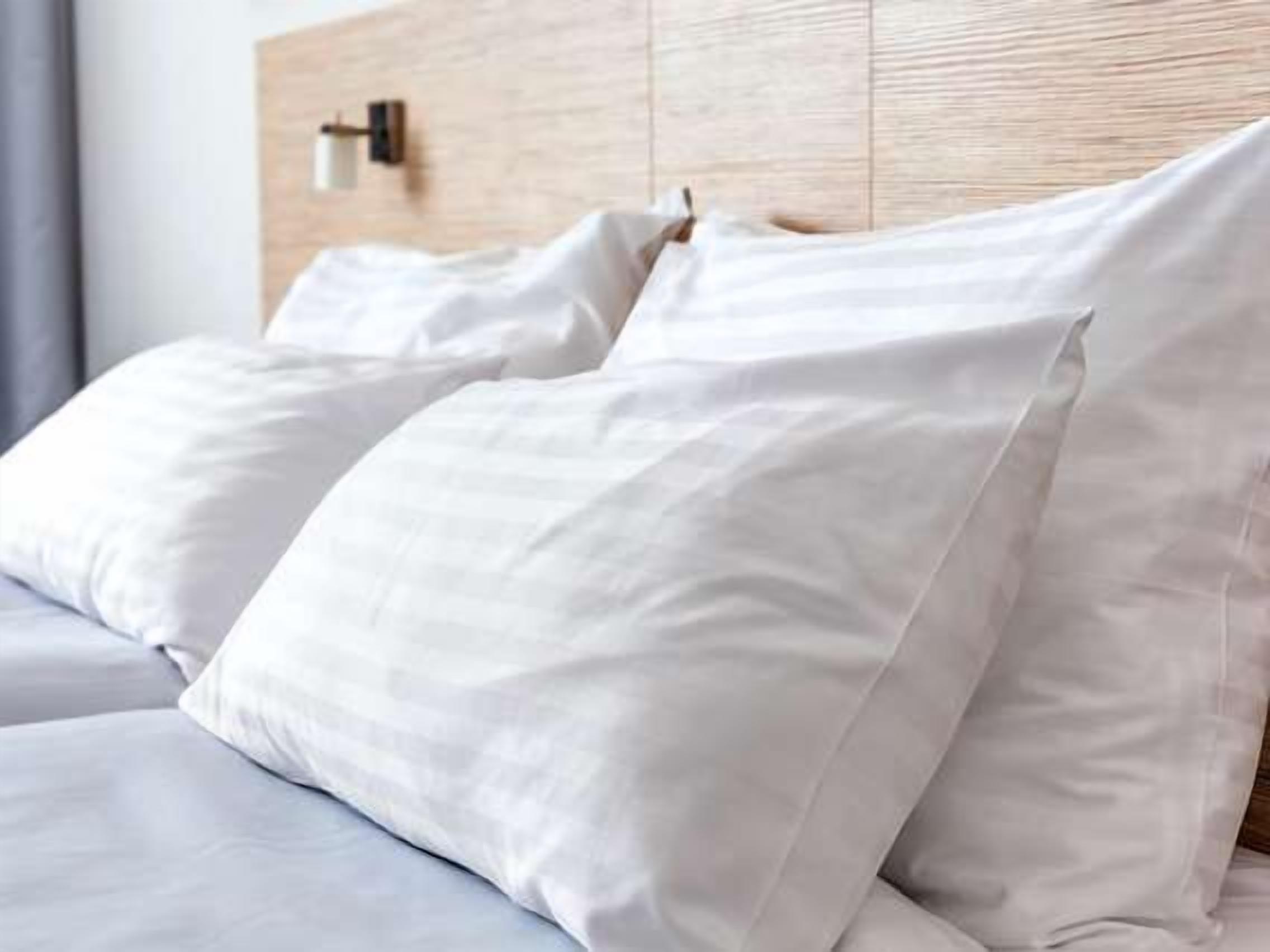 羽絨被、書桌、遮光布/窗簾、熨斗/熨衣板