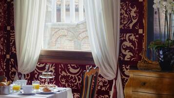 TĂ€gliches inbegriffenes FrĂŒhstĂŒcksbuffet