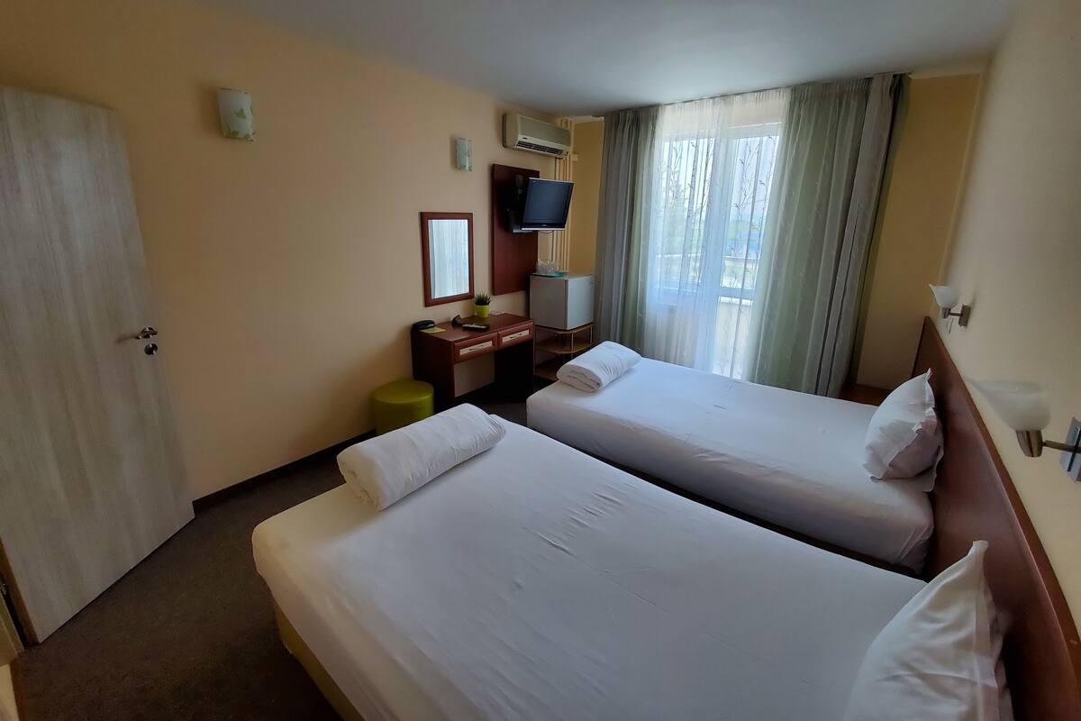 Minibar, in-room safe, desk, iron/ironing board