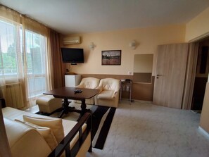 Minibar, in-room safe, desk, iron/ironing board - Galant (Sofia)