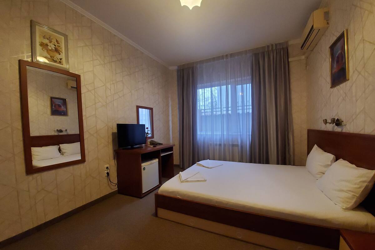 Habitación doble clásica, 1 cama Queen size | Minibar, caja de seguridad en la habitación y escritorio 