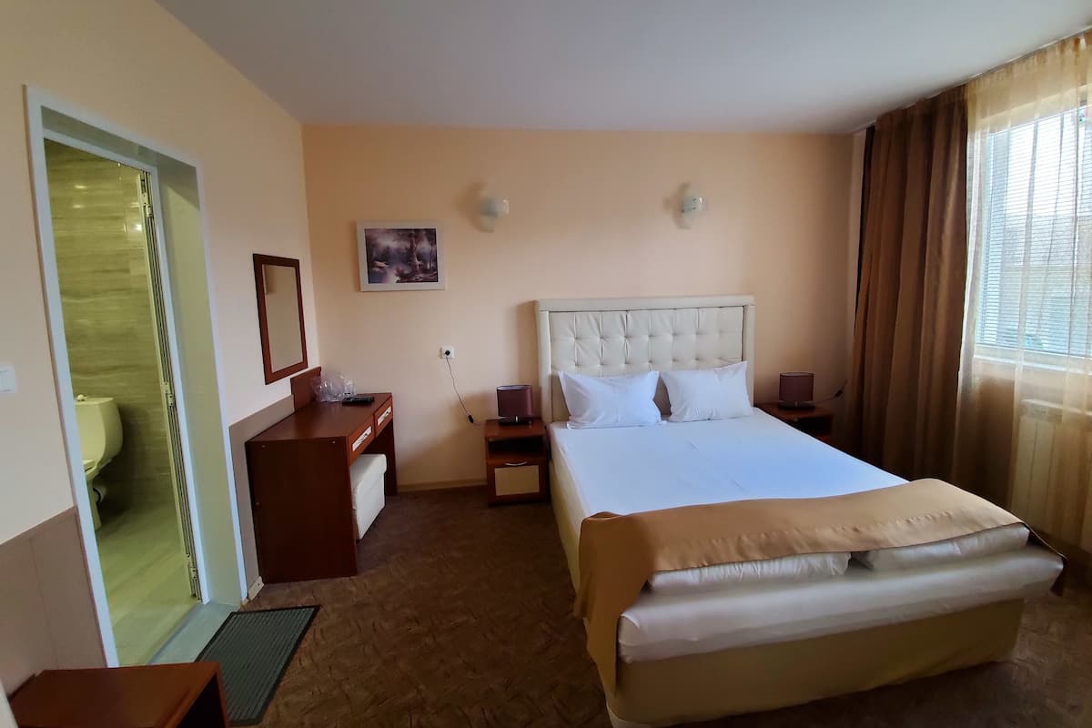 Minibar, in-room safe, desk, iron/ironing board