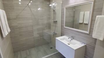Standard Apartment, 1 Bedroom | Bathroom | Shower, hair dryer, towels