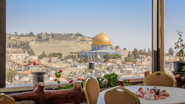 A view of the Dome of the Rock with a cityscape in the background. - Hashimi Hotel (Jerusalem)