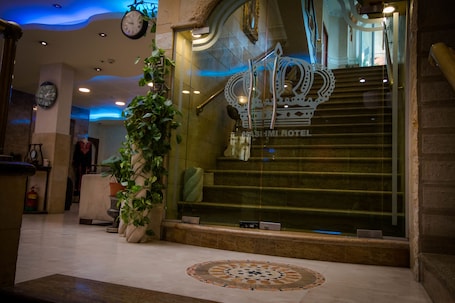 Entrada al alojamiento. Hashimi Hotel