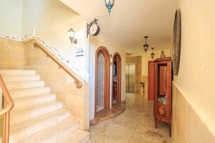 Una escalera con barandilla de madera que lleva a una plataforma.