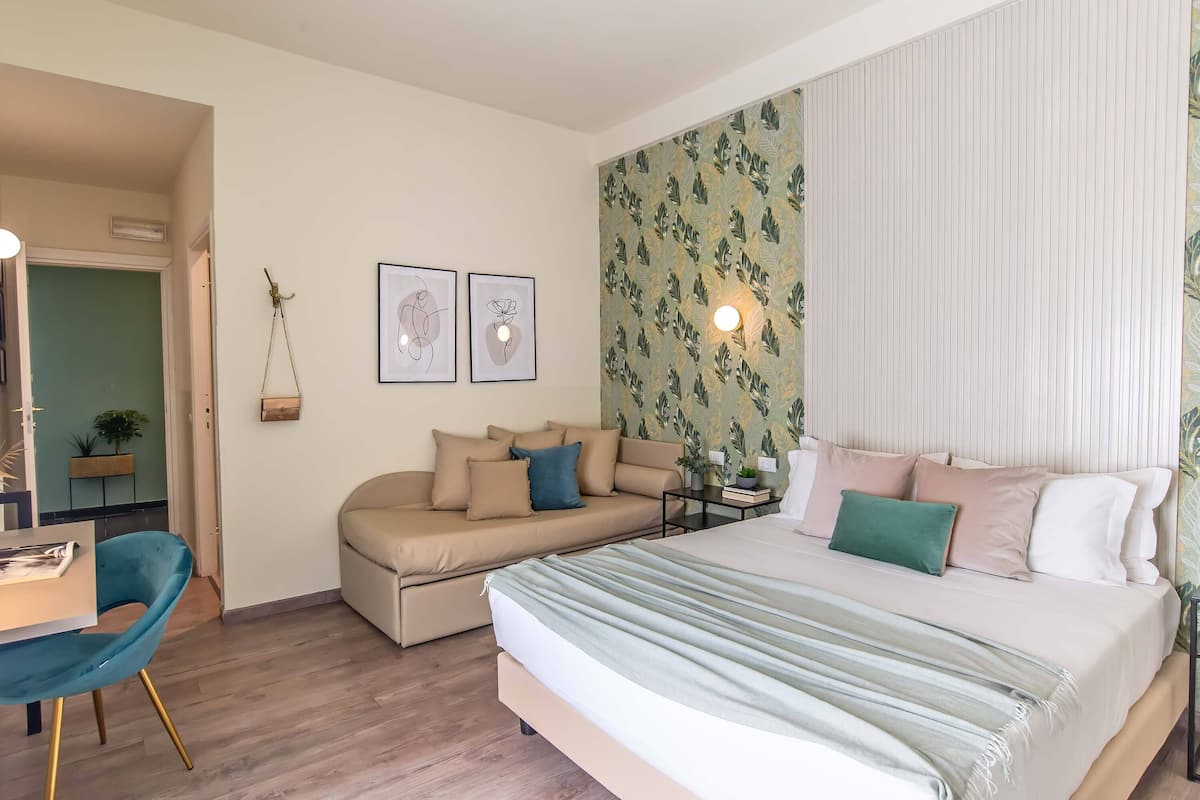 Triple Room | Premium bedding, minibar, in-room safe, desk