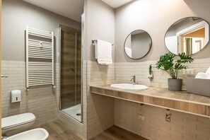 Suite familiale (Via della Giuliana 18) | Salle de bain | Douche, douche cascade, articles de toilette (gratuits)