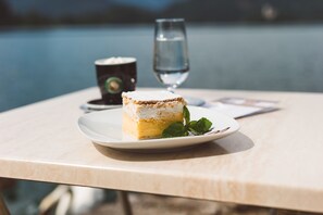 Breakfast and dinner served, al fresco dining 