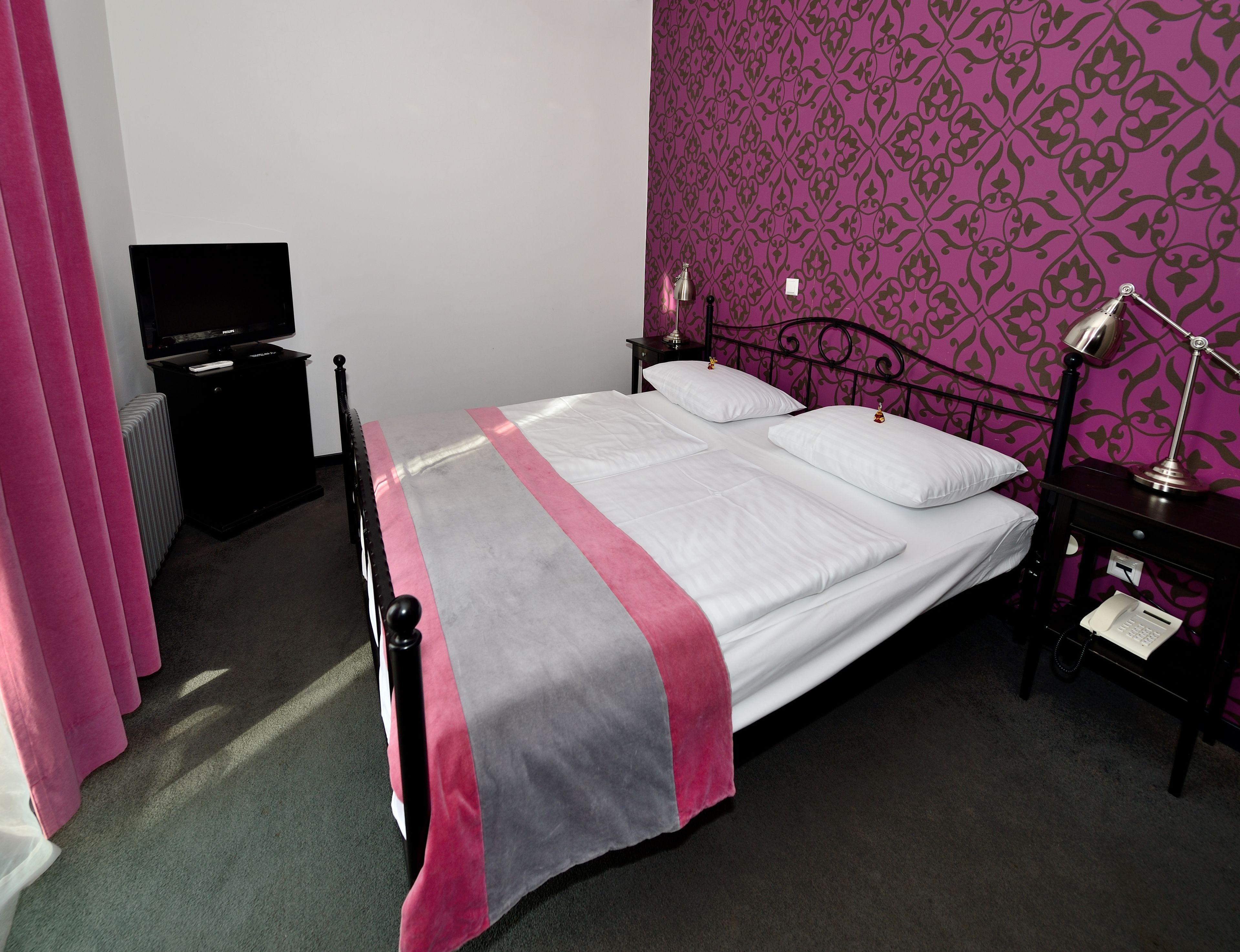 double room, lake view | minibar, in-room safe, desk, laptop workspace