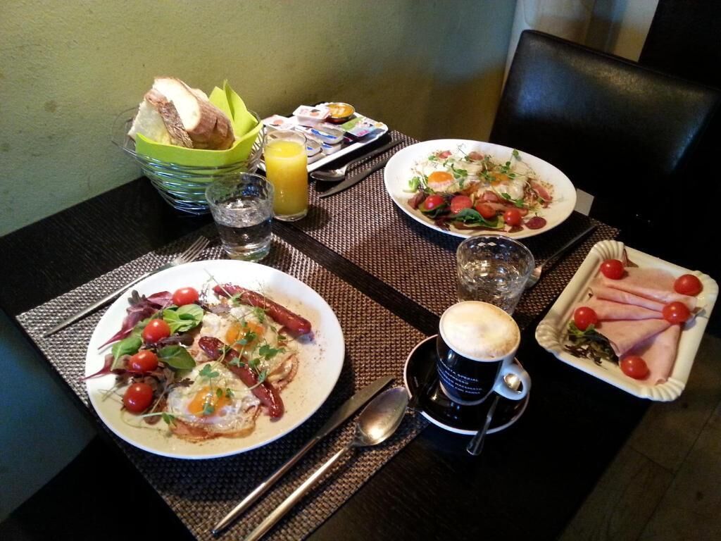 breakfast and dinner served, al fresco dining