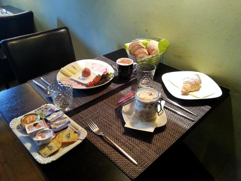 breakfast and dinner served, al fresco dining