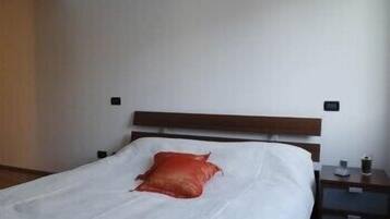 Escrivaninha, cortinas blackout, Wi-Fi de cortesia