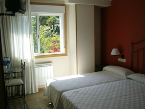 Phòng 3 (1 Bed Only) | Bàn, giường gấp/giường phụ (phụ phí) 