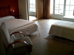 Een bureau, extra bedden (toeslag), gratis wifi