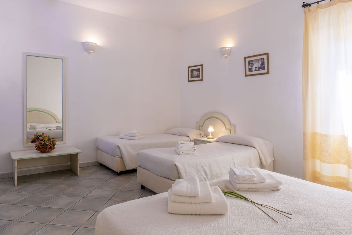 Minibaari, työpöytä, pimennysverhot, ilmainen Wi-Fi