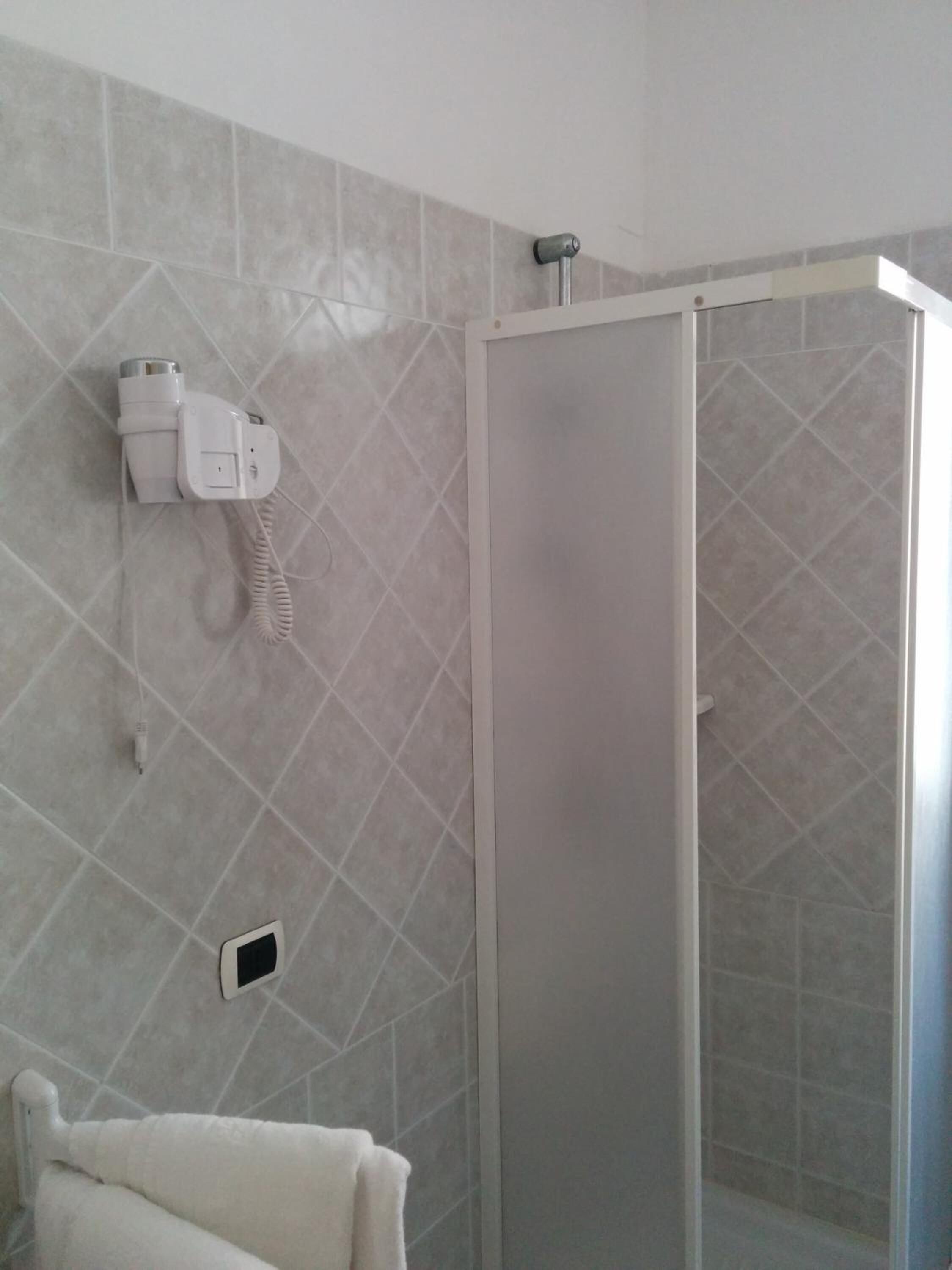 single room | bathroom | shower, free toiletries, hair dryer, bidet