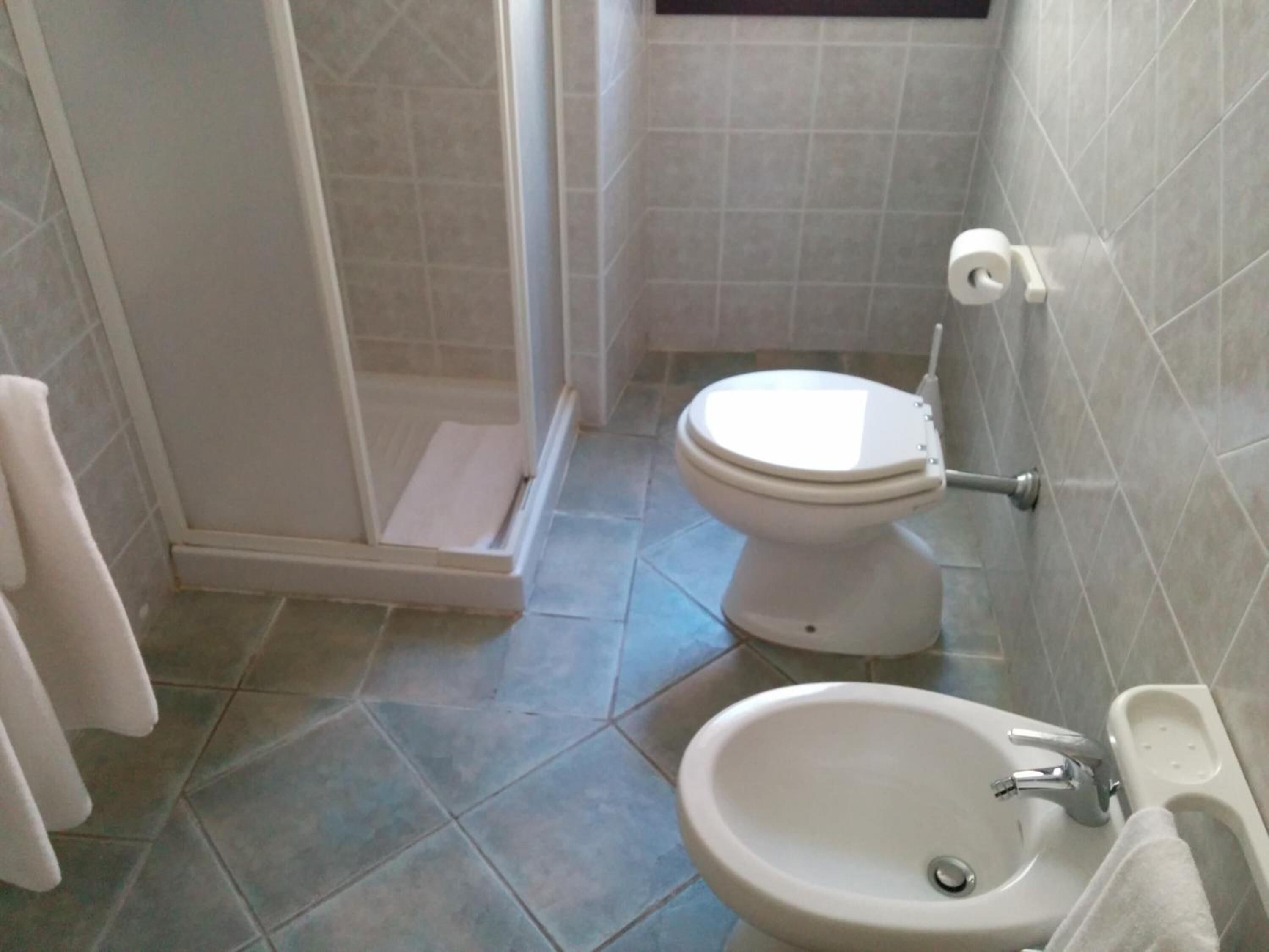 quadruple room | bathroom | shower, free toiletries, hair dryer, bidet