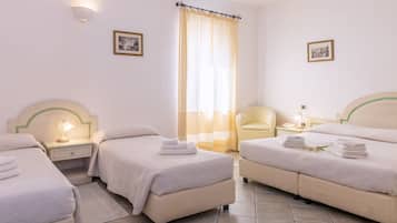 Camera quadrupla | Minibar, una scrivania, tende oscuranti, Wi-Fi gratuito