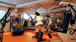 Ein Fitnessstudio mit Laufbändern, Ergometer und Krafttrainingsgeräten.