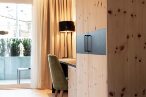 Luxe beddengoed, een kluis op de kamer, een bureau, een laptopwerkplek