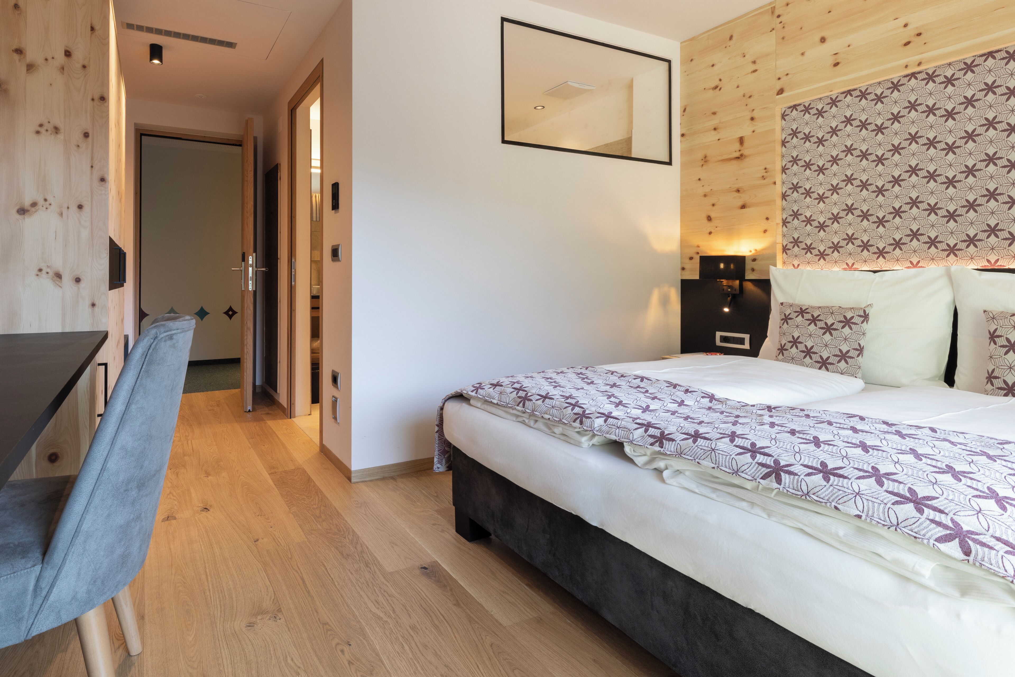 standard double room single use, 1 queen bed | 1 bedroom, premium bedding, in-room safe, desk