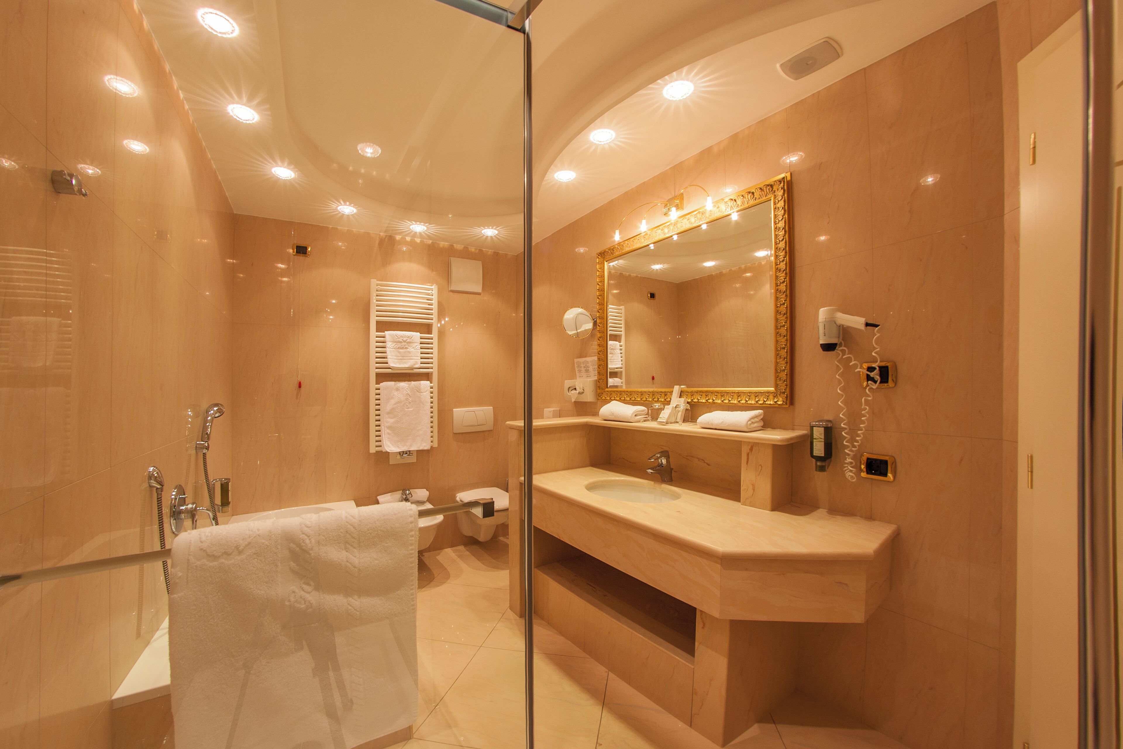 deluxe double room, 1 bedroom, refrigerator | 1 bedroom, premium bedding, in-room safe, desk