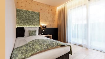 Ropa de cama de alta calidad y caja de seguridad en la habitación