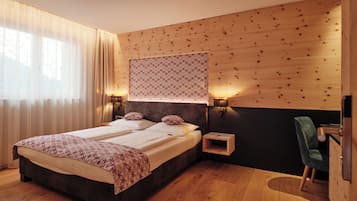 Hochwertige Bettwaren, Zimmersafe, Schreibtisch