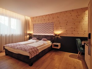 Luxe beddengoed, een kluis op de kamer, een bureau, een laptopwerkplek