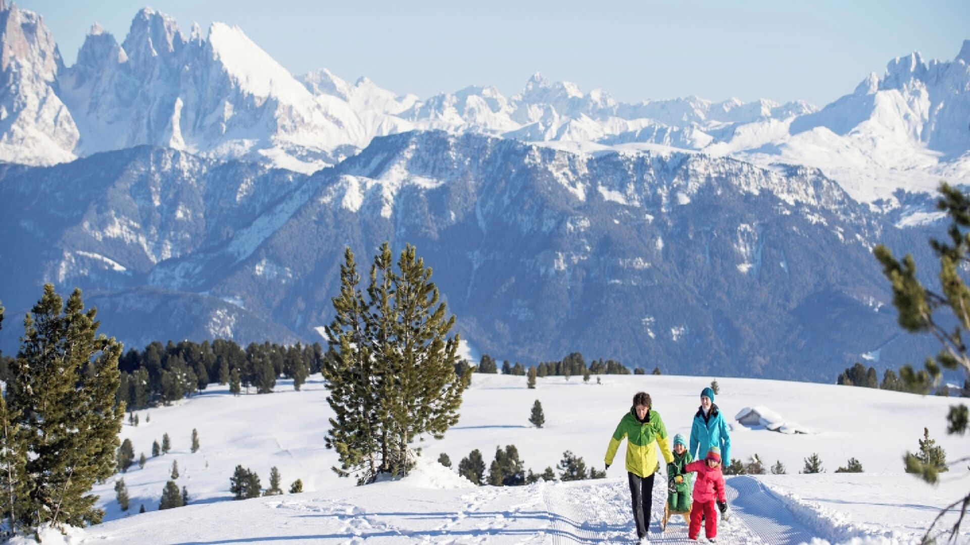 Un paysage enneigé avec une chaîne de montagnes en arrière-plan.