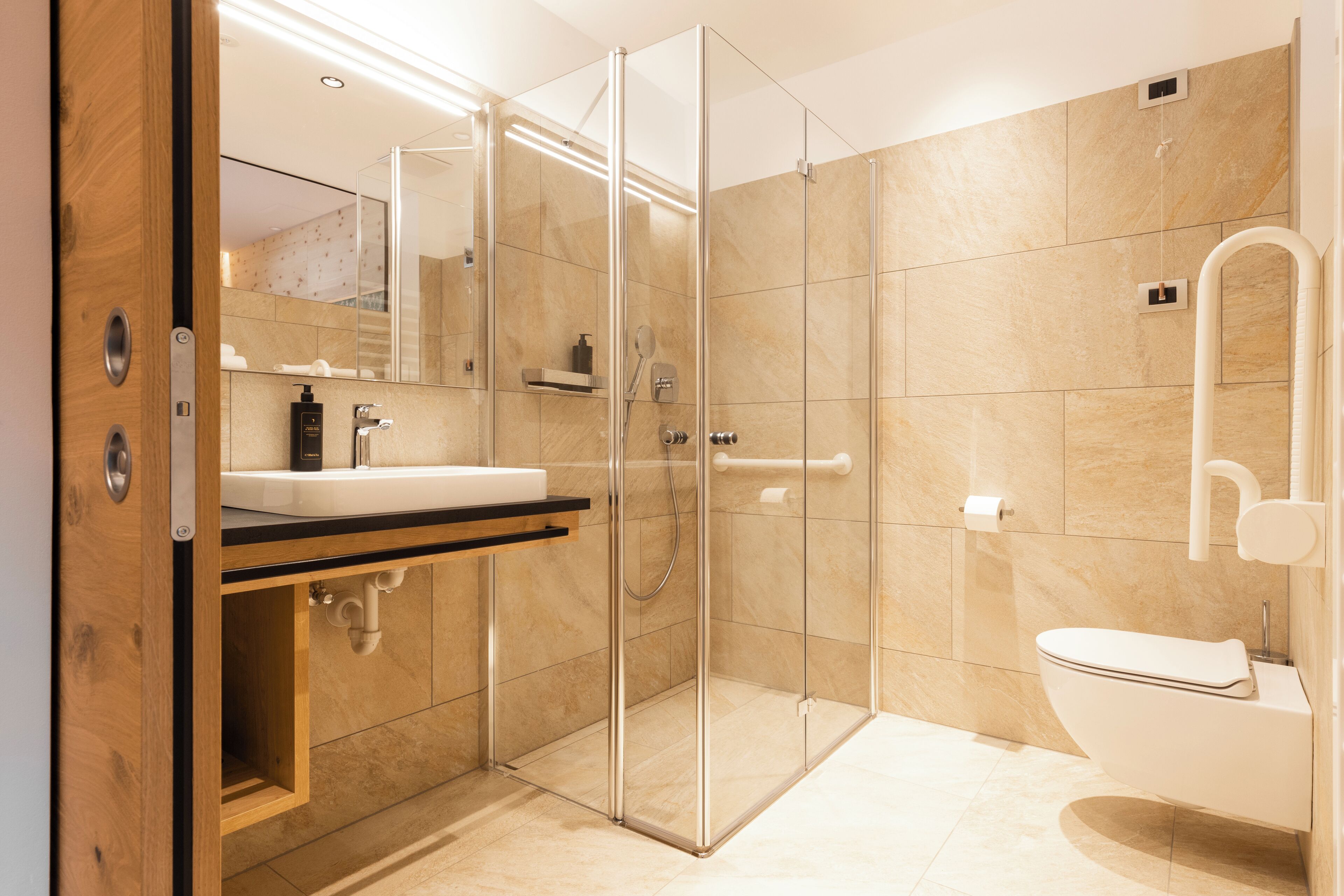 Standaard eenpersoonskamer | Badkamer | Een douche, gratis toiletartikelen, een haardroger, badjassen