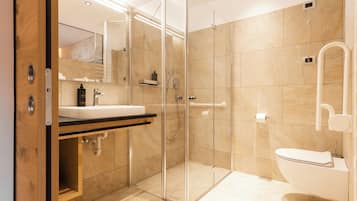 Standard-Einzelzimmer | Badezimmer | Dusche, kostenlose Toilettenartikel, Haartrockner, Bademäntel