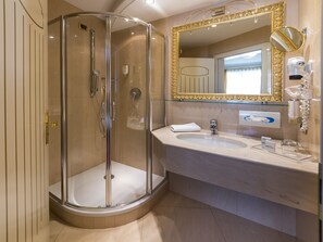 Superior kamer, 1 twee- of 2 eenpersoonsbedden, 1 slaapkamer, koelkast | Badkamer | Een douche, gratis toiletartikelen, een haardroger, badjassen