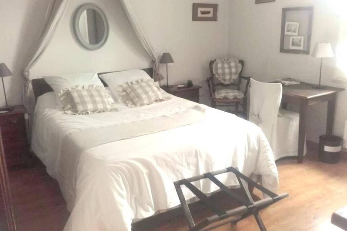 WiFi (free), bed sheets