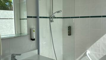 Comfort-Doppelzimmer | Badezimmer | Haartrockner, Handtücher, Seife, Shampoo