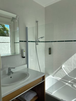 Chambre Confort double | Salle de bain | Séchoir à cheveux, serviettes fournies, savon, shampooing
