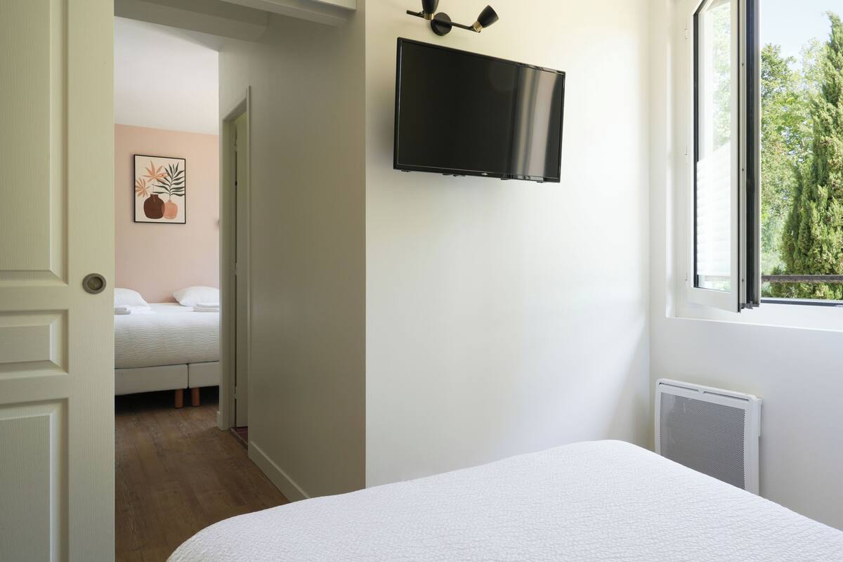 Family Room | WiFi (free), bed sheets