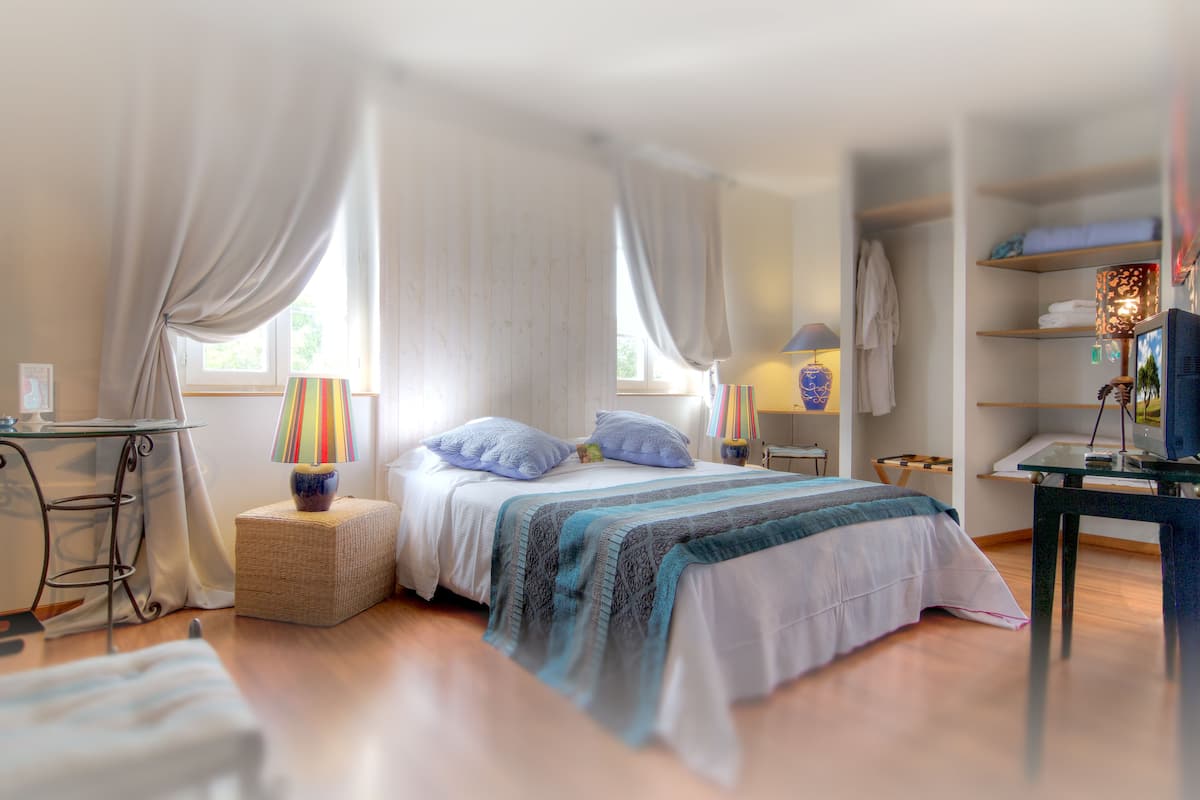 Desk, rollaway beds, free WiFi